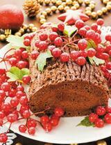 Шоколадный рулет с ягодками