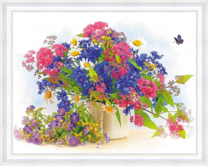 Ваза с букетом полевых цветов и бабочка