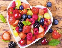 Фруктовый салат в тарелке сердечком