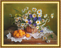 Плетёная корзинка с ромашками и абрикосы