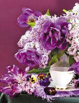 Анютины глазки и сирень в одном букете