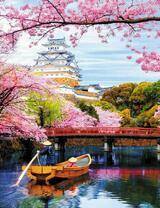 Лодка на цветущей реке в Японии