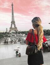 Блондиночка на фоне Эйфелевой башни