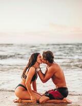 Поцелуй на песчаном берегу у моря