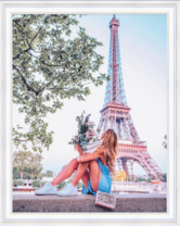 Девушка с букетом у Эйфелевой башни