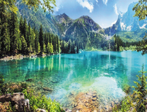 Прозрачное озеро среди высоких гор