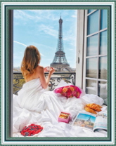 Девушка в белых простынях на фоне Эйфелевой башни