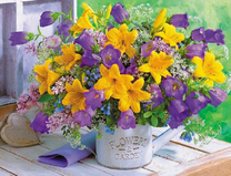 Желто-фиолетовый букет с колокольчиками