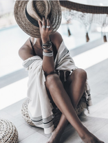 Девушка прикрылась шляпой