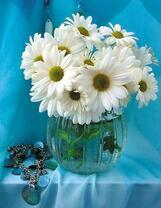 Прозрачная вазочка с нежными ромашками