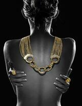 Девушка с обнаженной спиной в ожерелье