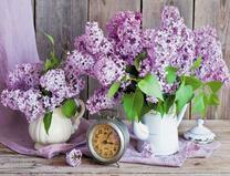 Будильник и букет сирени