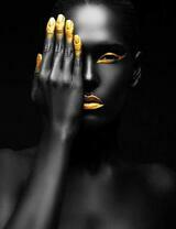 Женщина с золотым макияжем