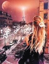 Девушка на фоне ночного освещения Парижа