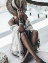 Девушка в шляпке и накидке