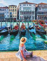 Девушка у стоянки гондол. Венеция