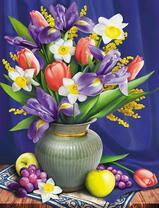 Ваза с весенним букетом и яблоки с виноградом