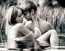 Влюбленная пара в озере