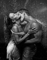 Страстная пара под дождем