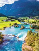 Широкая река в горной местности