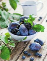 Слива, ежевика и голубика в одной миске