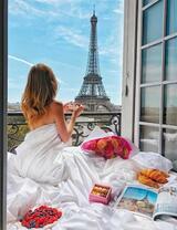 Утро на балконе с видом на Эйфелеву башню