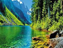 Тихая река в горном ущелье