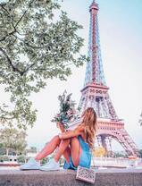 Девушка с букетом у Эйфелевой башни