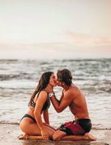 Поцелуй после купания на пляже