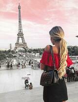 Девушка любуется Эйфелевой башней