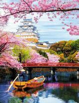 Лодка у моста в весенней Японии