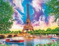 Молодой месяц у Эйфелевой башни