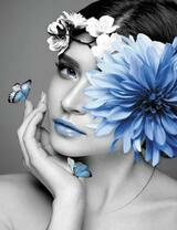 Девушка с цветочком и бабочками