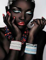 Чернокожая девушка с красивыми браслетами