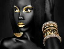 Восточная женщина в черно-золотом макияже