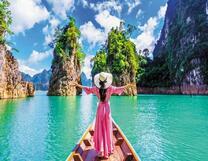 Девушка в лодке плывет по морю