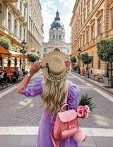 Счастливая девушка в старинном городе