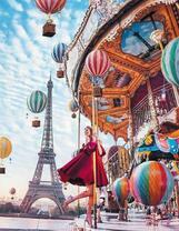 Девушка в красном на каруселе Парижа