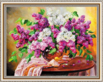 Большой опадающий букет сирени на столе