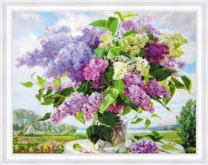 Букет сирени на фоне летнего луга