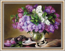 Букет сирени и бусы на столе