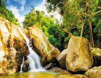 Водопад среди огромных валунов