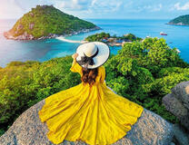 Девушка в шляпке на горе над островом