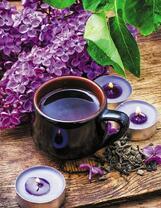 Чашечка чая и цветы сирени