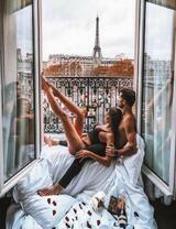 Влюбленные на балконе в Париже