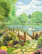 Деревянный мостик через лебединое озеро