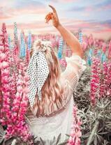 Девушка среди высоких цветов