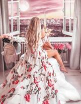 Девушка в цветном платье на балконе Парижа