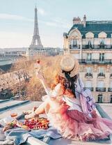 Девушка с рюкзачком на крыше Парижа