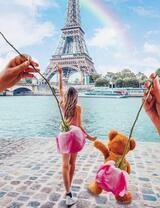 Девушка и медвежонок у Эйфелевой башни